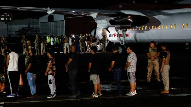 Panama Deportasi Migran Ekuador dengan Penerbangan yang Disponsori AS