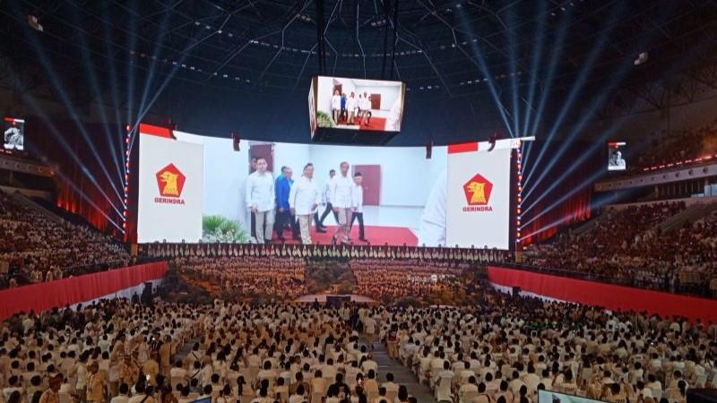 Jokowi dan Prabowo Kompak Berseragam Putih-Krem di Rapimnas Gerindra