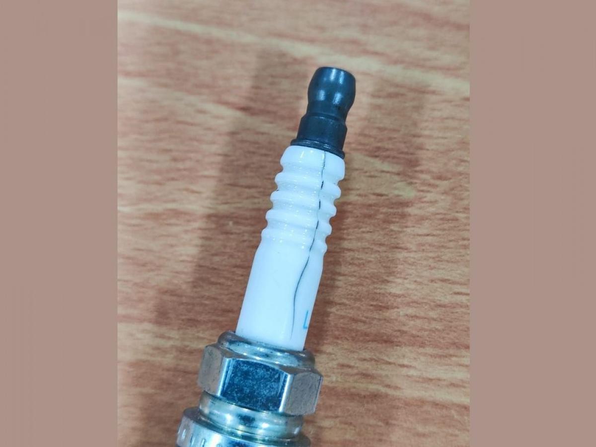 5 Penyebab Busi Kendaraan Retak, Simak Selengkapnya di Sini!