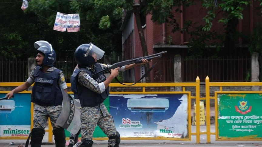 Polisi Bangladesh Usir Pendemo Tuntut Batas Usia PNS Pakai Gas Air Mata
