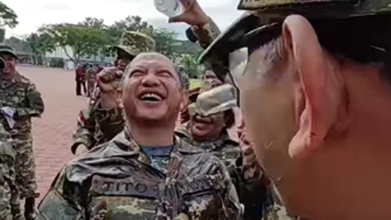 Rayakan Ultah di Retreat Kabinet, Mendagri Tito Pasrah Disiram Air