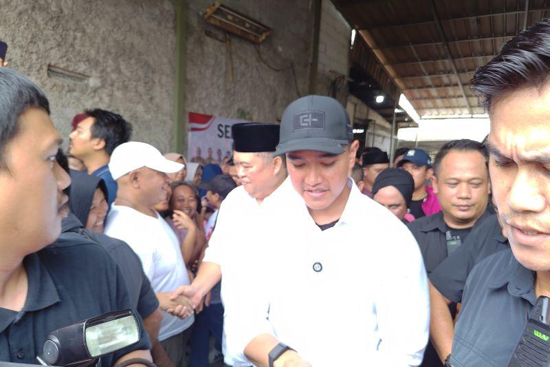 Blusukan di Tangerang, Kaesang Bagi-bagi Susu hingga Buku Gratis