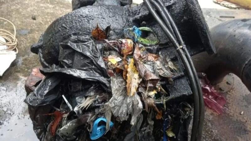 Pompa Pengendali Banjir di Jakbar Rusak gegara Celana Jins hingga Ban