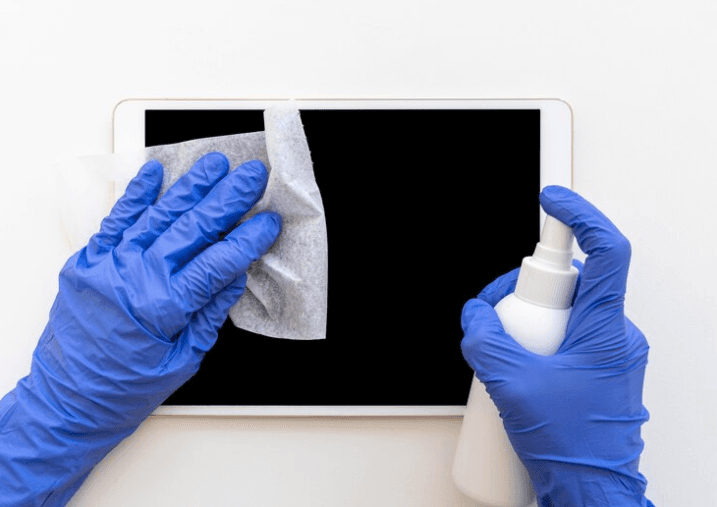 Cara Mudah Membersihkan Layar Gadget Biar Tetap Kinclong