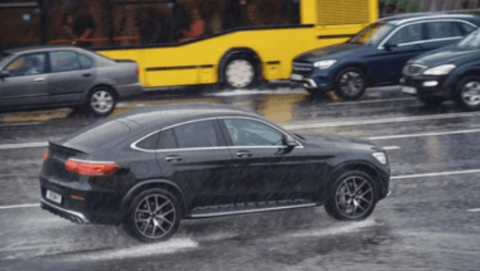 8 Cara Menghindari Aquaplaning saat Berkendara di Musim Hujan