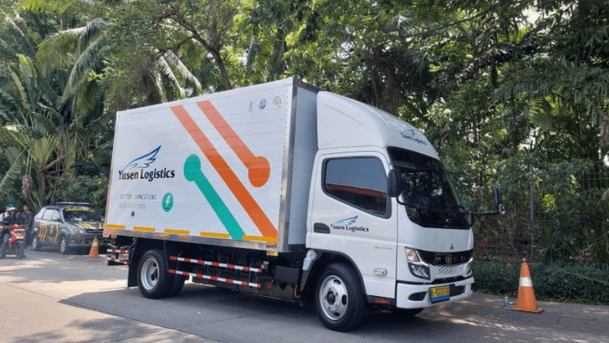Truk Listrik Mitsubishi Fuso eCanter Hemat 28% Biaya, PT Yusen Logistics Pionir di Indonesia