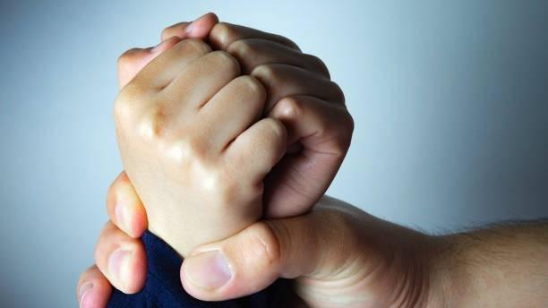 Leher 2 Bocah di Majalengka Dirantai-Digembok Ayah gegara Kesal Diduga Anak Mencuri