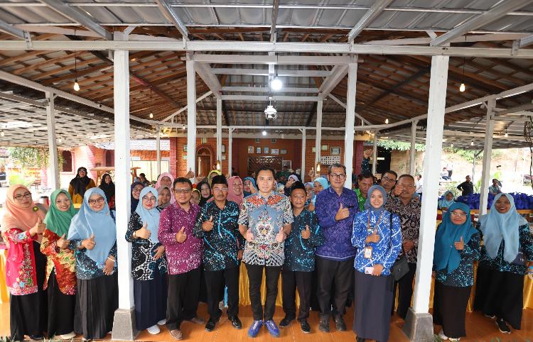 Ibas: Di Tangan Gurulah Masa Depan Bangsa Terbentuk, Guru Harus Sejahtera dan Bahagia