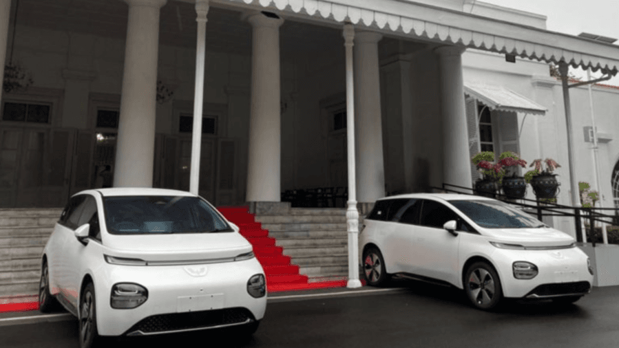 Dukung Energi Bersih, Wuling Serahkan 2 Cloud EV ke Pemprov Jabar