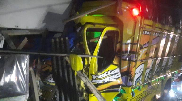 Truk Angkut Kayu Seruduk 6 Kios di Sukabumi gegara Sopir Ngantuk