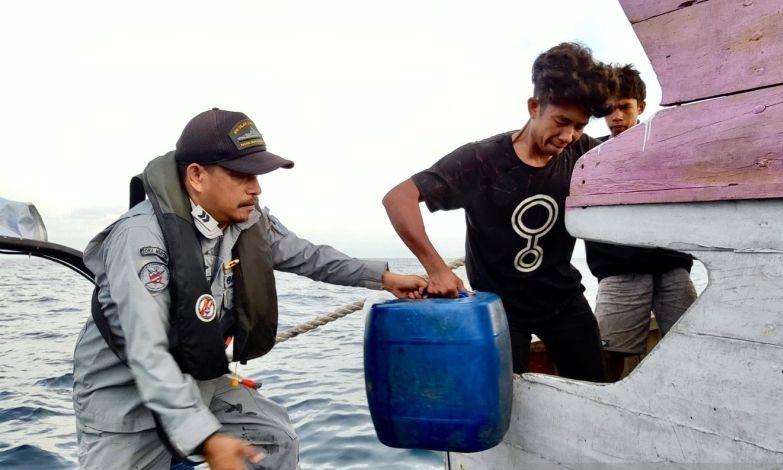 Bakamla Selamatkan Kapal Nelayan yang Kehabisan Bahan Bakar di Laut Flores