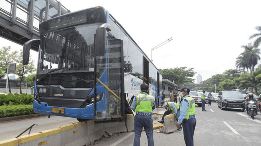 TransJakarta Berikan Sanksi Berat Pramudi Bus Lalai hingga Tabrak Kendaraan