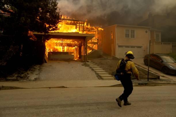 Petugas Damkar Los Angeles Pakai Tas Tangan untuk Siram Api Tuai Kritikan