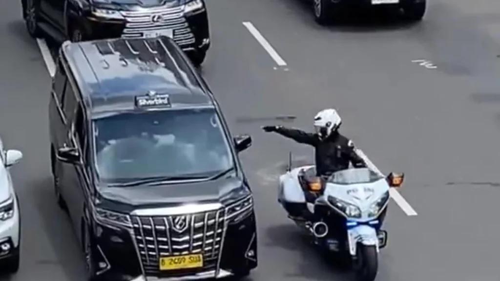 Polda Metro Jaya Tegur Petugas Patwal Tunjuk-tunjuk Sopir Taksi Alphard