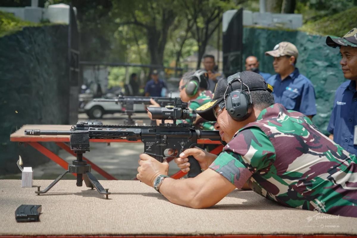 Panglima TNI Tinjau dan Uji Performa Senjata Andalan PT Pindad