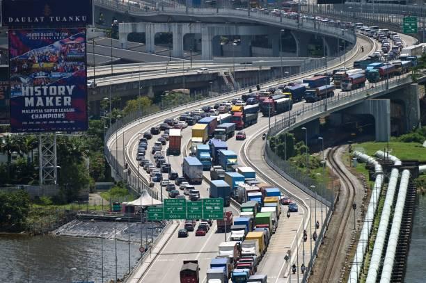 Tumpahan Minyak Kacaukan Lalu Lintas di Perbatasan Singapura-Malaysia