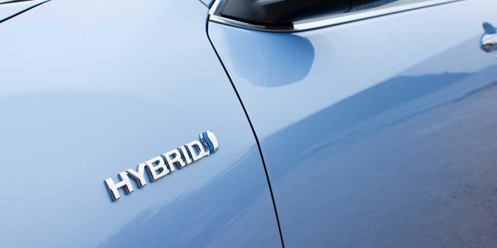 Lindungi Mesin Anda! Yuk Kenali Oli Terbaik untuk Mobil Hybrid di Sini