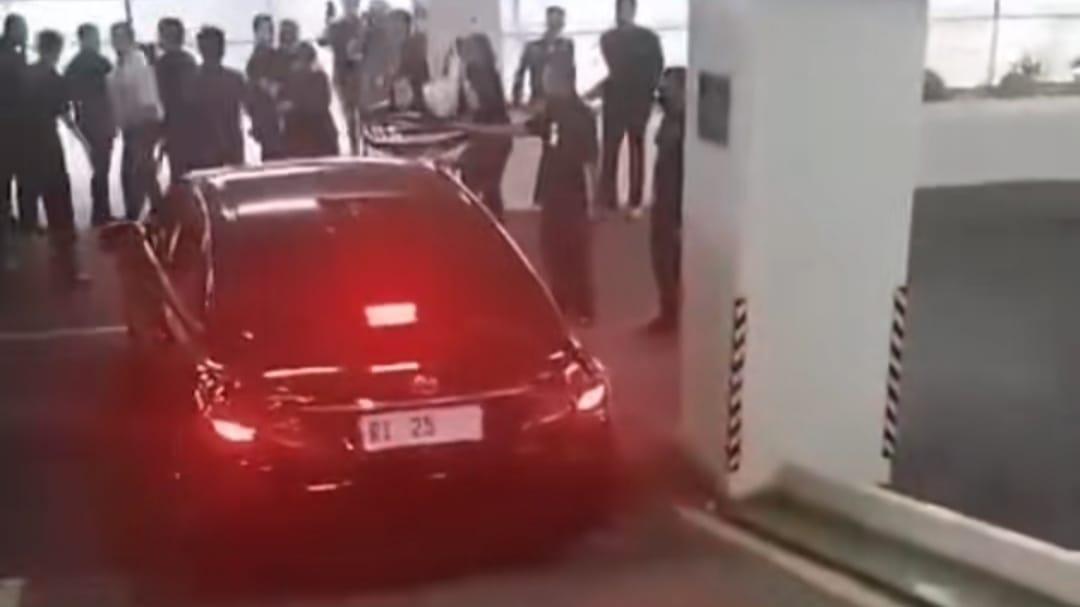 Spesifikasi Mobil Dinas RI 25 Mendiktisaintek yang Geger Diduga Tampar ASN