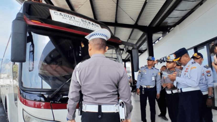 Cegah Kecelakaan, Polisi dan Dishub Lakukan Ramp Check Bus di Garut Jelang Libur Panjang