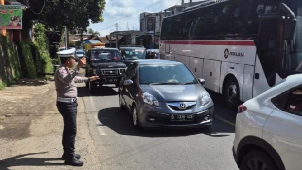 Atasi Kemacetan Libur Panjang Isra Mikraj-Imlek, Polisi Terapkan Sistem Satu Arah di Garut
