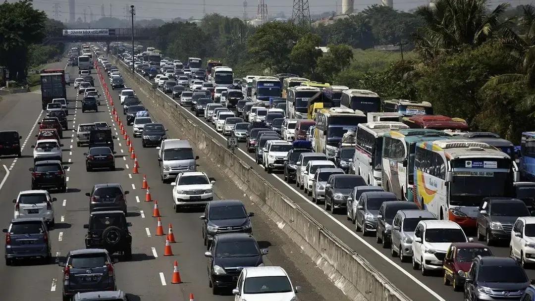 Dipadati Kendaraan, Jalur Jakarta Menuju Puncak Diberlakukan One Way