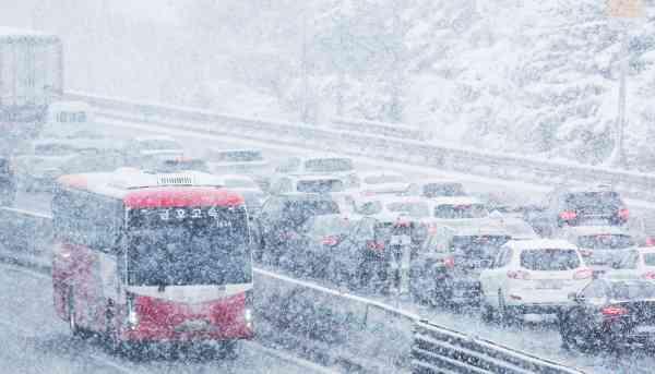 Macet Parah dan Hujan Salju Deras Halau Pemudik Imlek di Korea Selatan