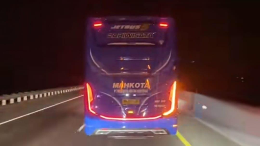 Ikuti Bus dari Belakang, Pahami Kode Lampu Seinnya Jika Ingin Selamat