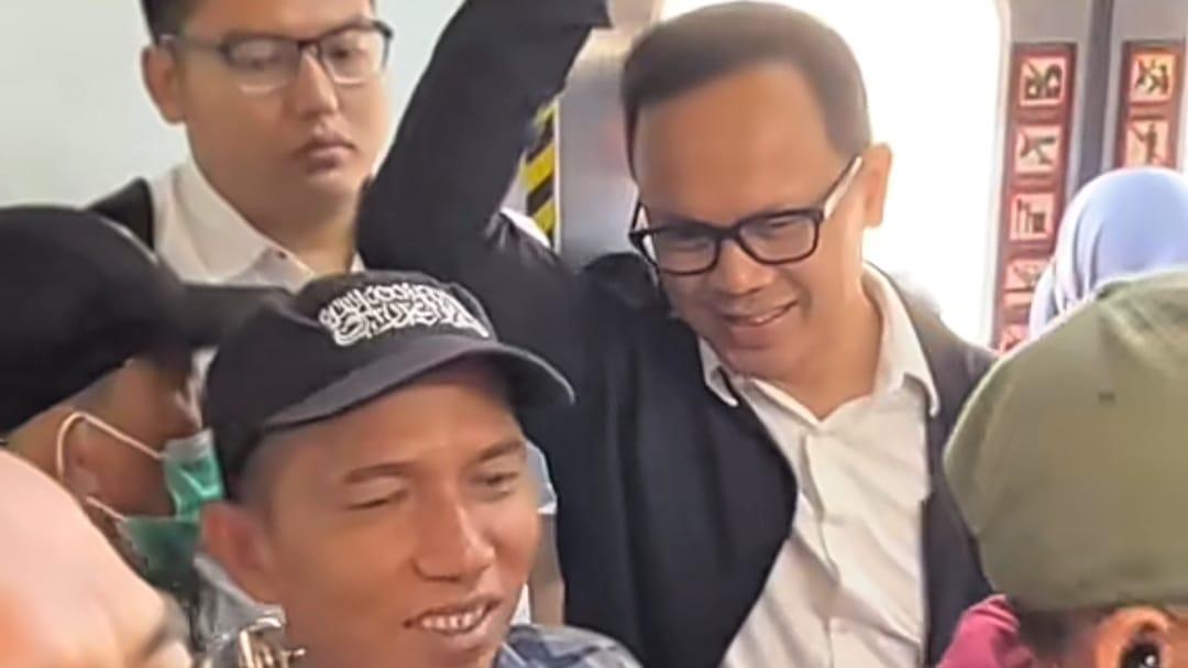 Disuruh Naik Transportasi Umum, Wamendagri Bima Arya Buktikan Pejabat Bisa Naik KRL-Taksi Online