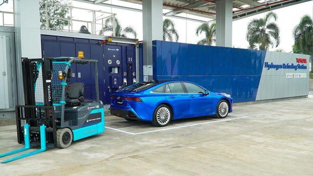 Gokil! Cuma 3 hingga 5 Menit Isi Bahan Bakar Mobil Hidrogen di SPBH Toyota