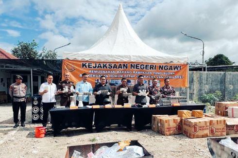 Bea Cukai Madiun Musnahkan Jutaan Batang Rokok Ilegal di Ngawi