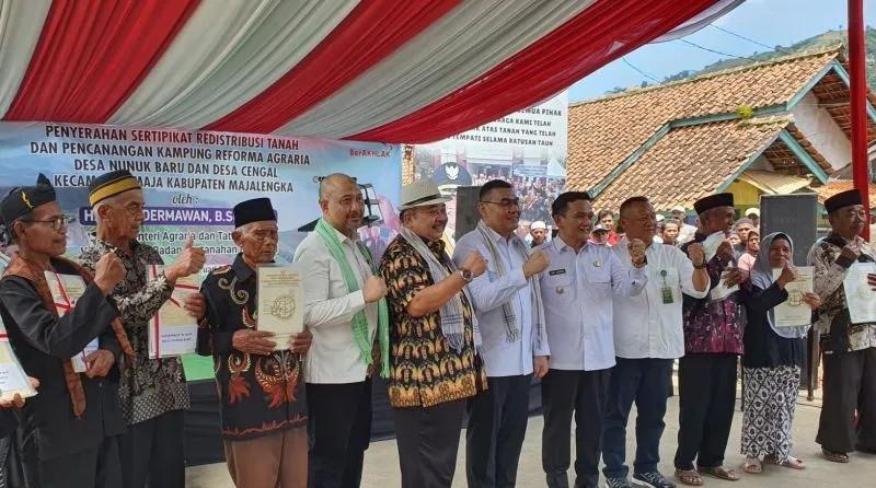 Kementerian ATR/BPN Serahkan 1.600 Sertifikat Tanah di Majalengka