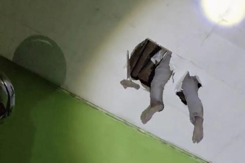 Polisi Tangkap Maling Motor Viral Terjebak di Plafon Rumah Warga Bandung