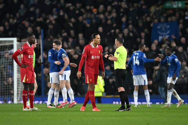 Michael Oliver Tuai Sorotan, Kepemimpinan Wasit Liga Inggris Jadi Perdebatan
