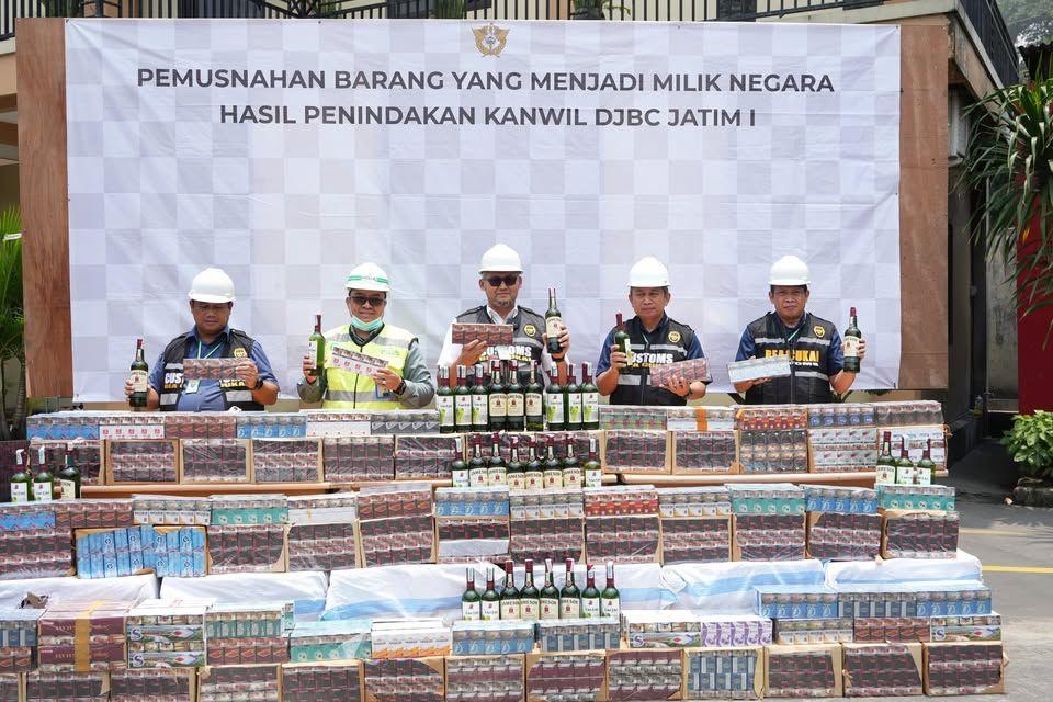 Gelorakan Pemberantasan Rokok dan Miras Ilegal, Bea Cukai Gelar Pemusnahan di Mojokerto