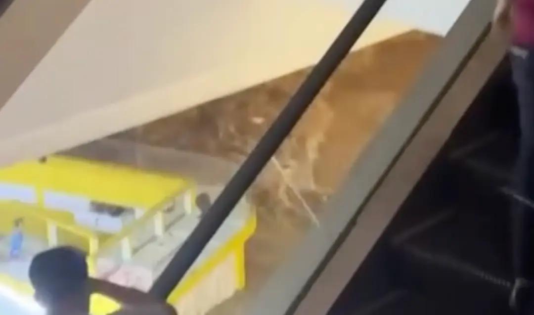 Tanggul Jebol, Pedagang Mega Mall Bekasi Merugi