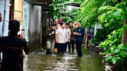 Pantau Banjir di Babelan, Presiden Prabowo Ikut Bukber dengan Warga