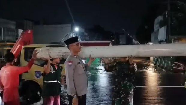 Genangan 30 cm di Jalan Ceger Raya Tangsel, Petugas Kerahkan Pompa Air