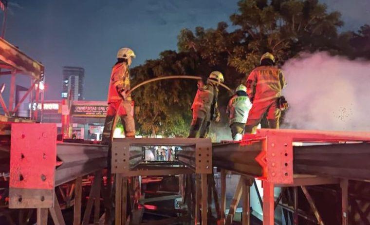 Kebakaran Proyek LRT di Jaktim gegara Percikan Las, Kerugian Capai Rp10 Juta