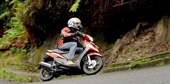 5 Tips Aman Berkendara Motor Matic di Tanjakan-Turunan