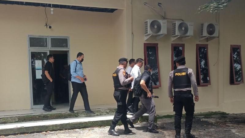 Geledah Kantor Dinas PUPR OKU, KPK Bawa 4 Koper Berisi Barang Bukti