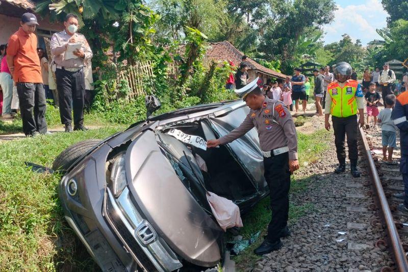 Tanpa Palang Pintu, Minibus Ini Hancur Dihantam Kereta