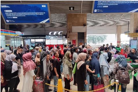 Atmosfer Pasar Tanah Abang Jelang Lebaran, Masyarakat 'Tumpah Ruah'