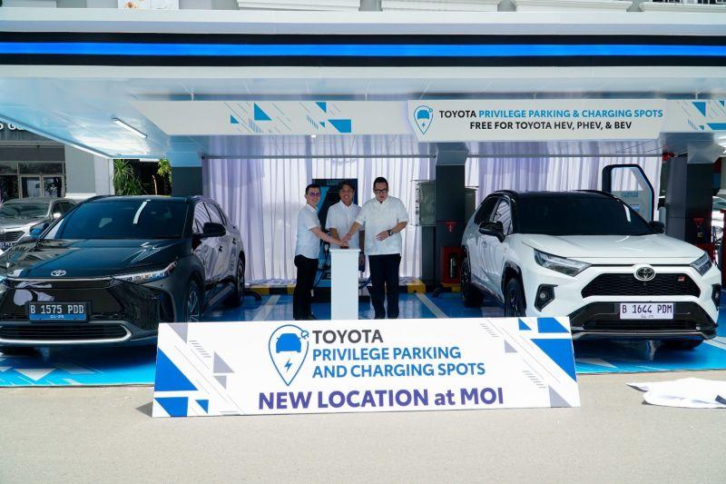 Mobil Elektrifikasi Toyota Dapatkan Fasilitas Parkir Gratis Tanpa Ribet di MOI