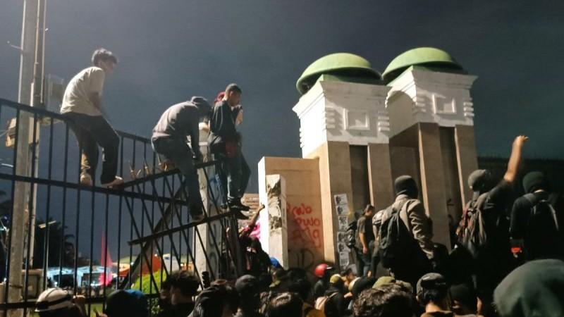 Massa Aksi di DPR Jebol Pagar, Polisi Halau dengan Water Cannon