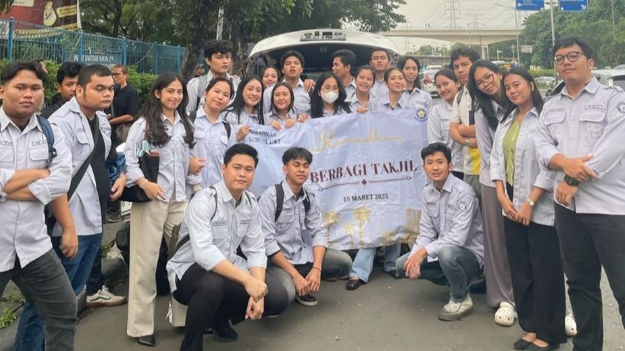 Bagi-Bagi Takjil, Persemu FH UKI Tebar Kebaikan