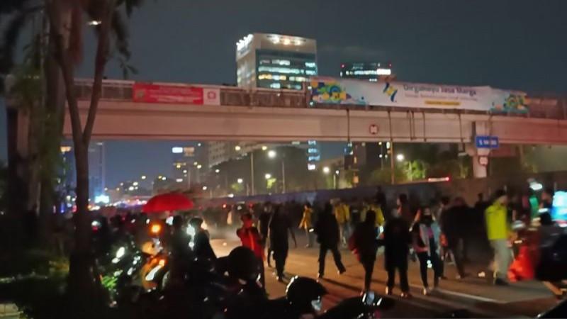 Polisi Bubarkan Demo RUU TNI di DPR, Massa Kocar-kacir