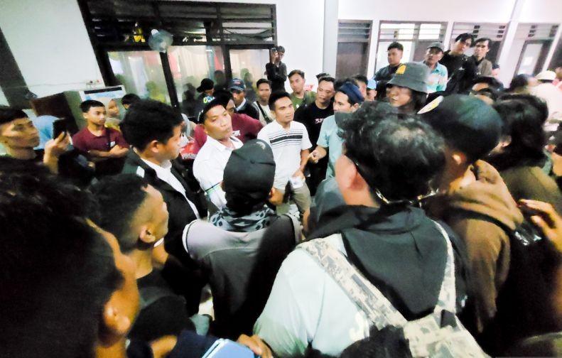 Puluhan Pemudik di Pelabuhan Jangkar Protes, Tertahan Akibat Kapasitas Kapal Penuh