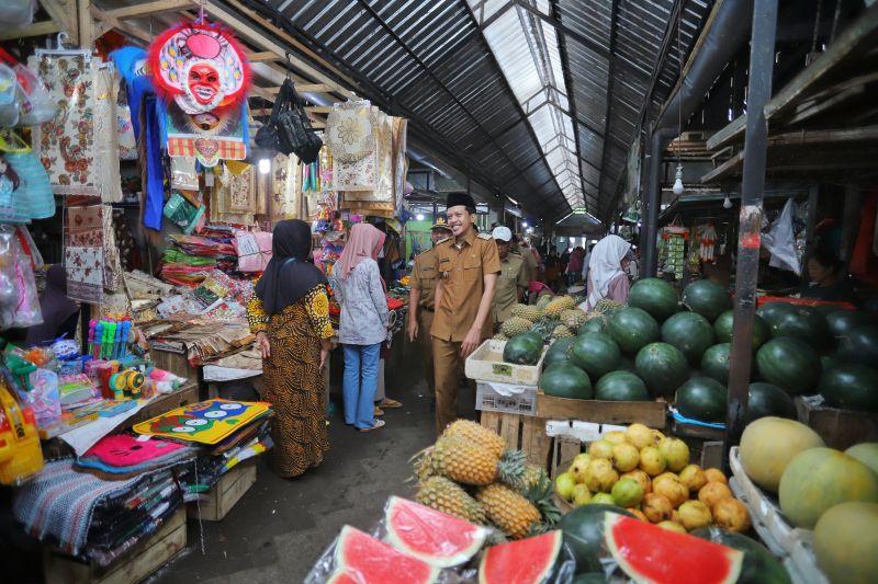 Wabup Trenggalek Sidak Pasar Jelang Lebaran, Pastikan Harga Sembako Stabil