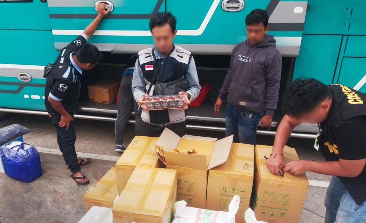 Bea Cukai Tegal Amankan Rokok dan Miras Ilegal di Rest Area Tol Pejagan-Pemalang