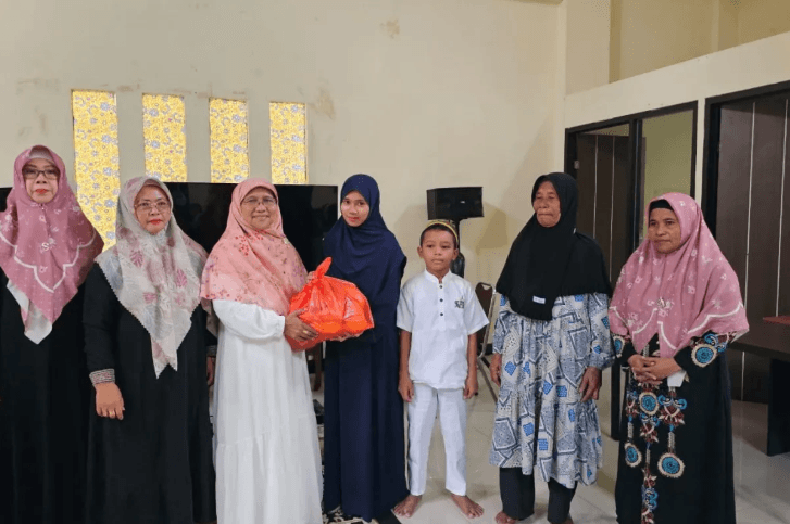 Saadiah Uluputty Salurkan 100 Paket Sembako untuk Mualaf dan Anak Yatim di Ambon
